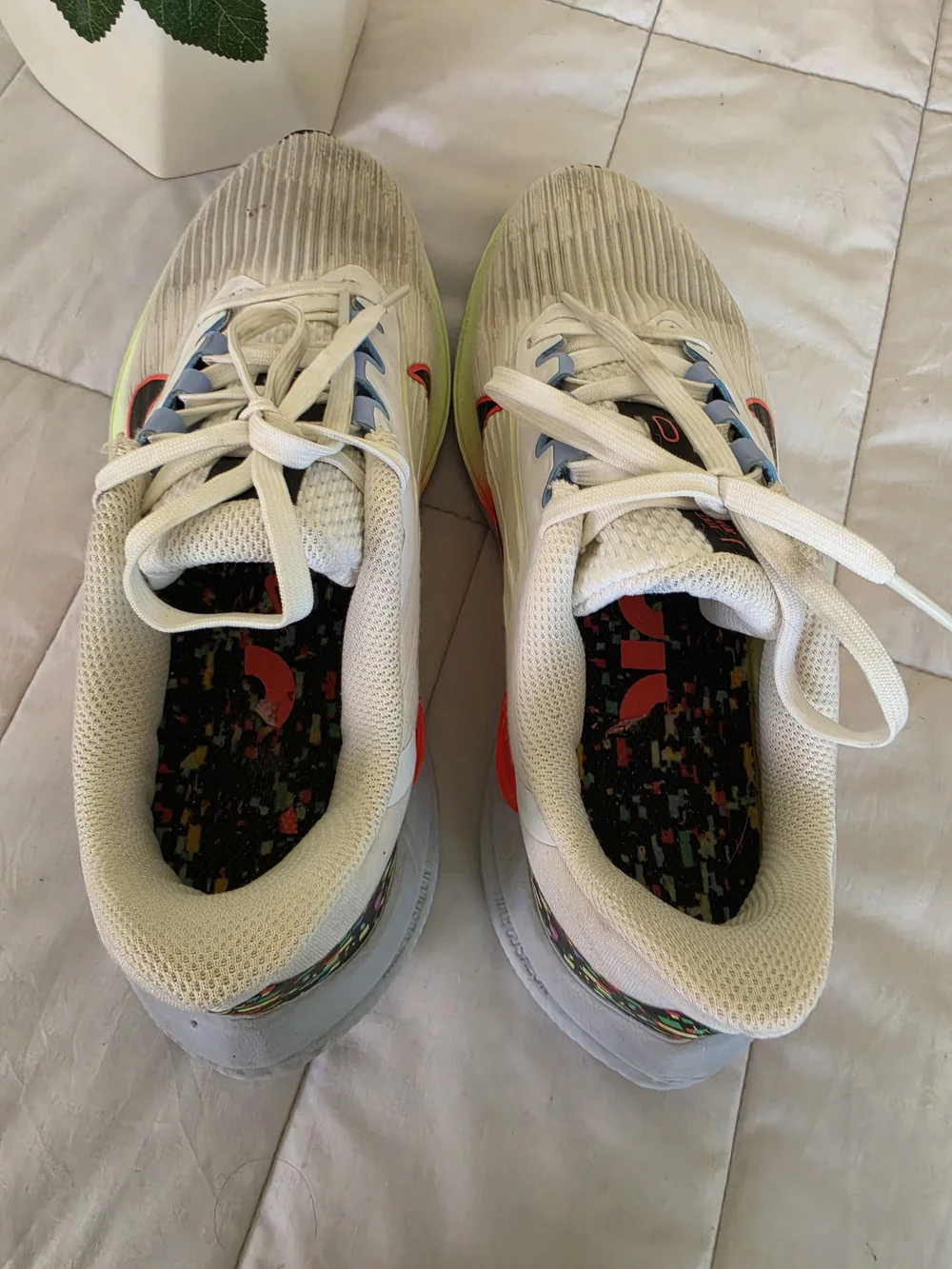 Nike Winflo>09 Women’s White & Neon Sneakers Size 6.5